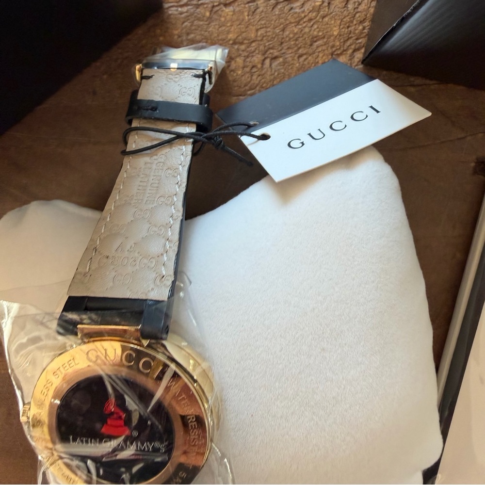 Gucci YA133312 Interlocking-G Latin Grammy 37MM Unisex Black Leather Watch - Picture 4 of 8